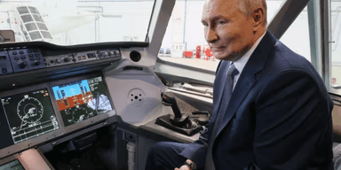 Вийшов на публіку: Путіна застукали за дивним заняттям у літаку (фото)