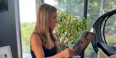 Дженнифер Энистон прочитала свою книгу любимым собакам (видео)