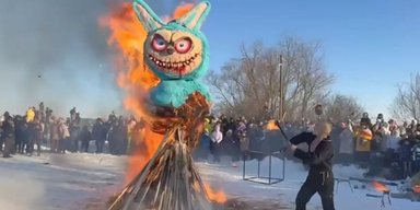 У Росії на Масляну спалили гігантську Лабубу (фото, відео)