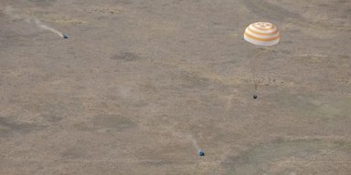 241 день і 164 мільйони кілометрів на орбіті: 3 астронавти повернулися з МКС на Землю (відео)