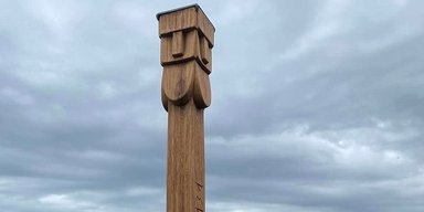 На півдні Великої Британії таємничим чином з'явився стовп із зображенням балтійського бога (фото)