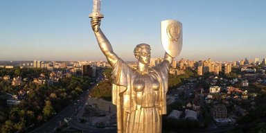 Сменить родину. Что делать с серпами, молотами, арками дружбы народов и Родиной-матерью