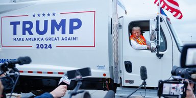 Трамп проехался на мусоровозе после того, как Байден якобы назвал его сторонников "мусором" (видео)