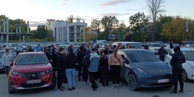 У Тернополі люди у військовій формі добу тримали чоловіка в авто: сталась масова бійка (відео)