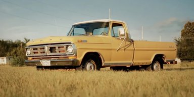 Чоловік придбав раритетний пікап Ford лише за $2000: що він отримав за ці гроші (відео)