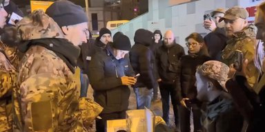 Підозрюють у шахрайстві: у Києві затримали групу людей, які збирали гроші на ЗСУ (відео)