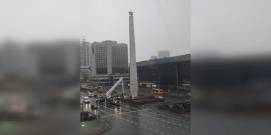 "Почали демонтаж": обеліск у центрі Києва "позбавляють" радянської зірки (фото)