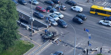 У Києві авто на швидкості влетіло у підземний перехід: четверо людей зигинули на місці (відео)
