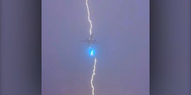 Блискавка вдарила у пассажирский Boeing: на борту перебувало 500 людей (фото, відео)