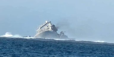 Сел на мель и начал дымиться: корабль ВМС Новой Зеландии затонул у берегов Самоа