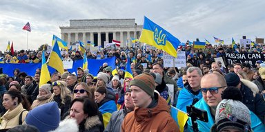 "Кричали "Слава Украине!": Вэнс заявил, что протестующие преследовали его 3-летнюю дочь