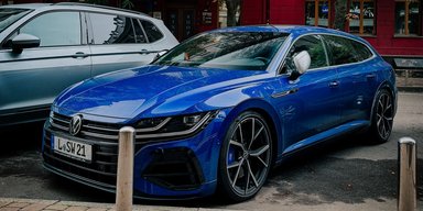 Семейная ракета: в Киеве засветился редкий заряженный Volkswagen на "бляхах" (фото)