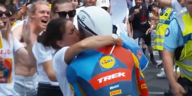 Велогонщика на Tour de France оштрафовали за поцелуй с женой (видео)