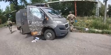 Сітки не врятували: дрон "Молнія" вдарив по "Білих янголах", які везли поранених (відео)