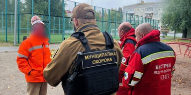 У Києві чоловік вимагав відкрити готель у школі: його забрали санітари