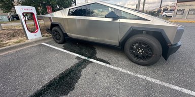 Проїхав лише 56 км: пікап Tesla Cybertruck зламався одразу після покупки (фото)