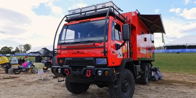 Стару військову вантажівку перетворили на розкішний автодім для бездоріжжя (відео)