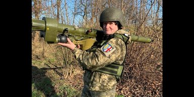 Первый боевой успех: военнослужащая ВСУ уничтожила ракету с одного выстрела ПЗРК (видео)