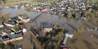 Наводнение побило 40-летний рекорд: запад Франции затопило водой (фото, видео)