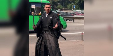 После "томатной атаки" Тищенко стал героем мемов: украинцы сравнили нардепа с Джеки Чаном (фото)