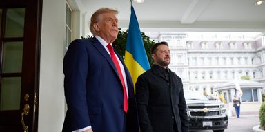 "Мы спешим закончить войну": Зеленский в интервью The Atlantic рассказал о шансе Трампа стать миротворцем
