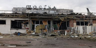 Кілька десятків "Шахедів": росіяни зруйнували залізничний вокзал у Шостці (фото)