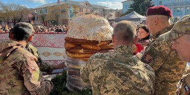 В Волынской области испекли рекордную паску весом 200 кг (видео)