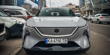 В Киеве появился недорогой электрифицированный кроссовер Mazda с запасом хода 1300 км (фото)