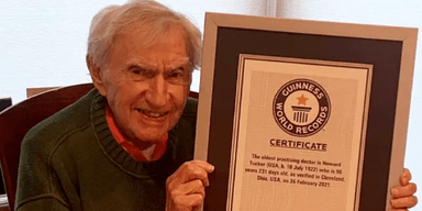 "Я стимулюю свій мозок роботою": 101-річний практикуючий лікар розкрив секрет довголіття