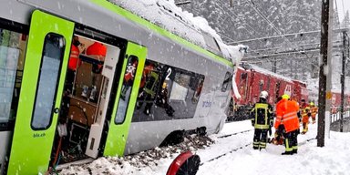 Пассажиров пришлось откапывать: лавина снесла поезд в Швейцарии (фото)