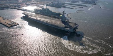 "Із поверненням додому": авіаносець Gerald R. Ford повернувся на базу в США (відео)