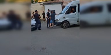 Відповідатимуть за СЗЧ: у Полтаві люди напали на бус ТЦК, мобілізовані втекли (відео)