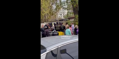 Надели наручники и затащили в бус: в Одессе работники ТЦК жестко "мобилизовали" мужчину (видео)