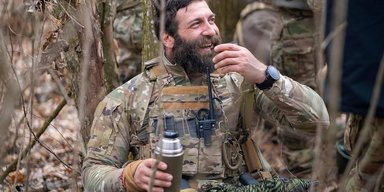 Телеведущий Даниэль Салем получил удостоверение участника боевых действий (фото)