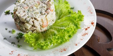 Почти "Оливье", но не совсем: рецепт вкусного салата "Славянский"