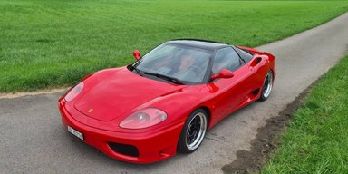 Дивний тюнінг: колекційний японський суперкар перетворили на клон Ferrari (фото)
