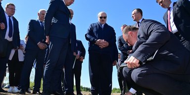 "Шукай зерно": Лукашенко змусив міністра сільського господарства копатися в землі (відео)