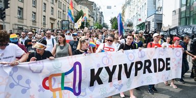 "Угрожает культурному коду". "КиевПрайд" извинился за комментарий о русском языке