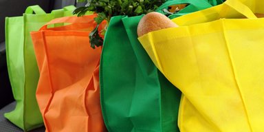 Шопери і пляшки для води потрібно використовувати тисячі разів: інакше, вони не кращі за одноразовий пластик