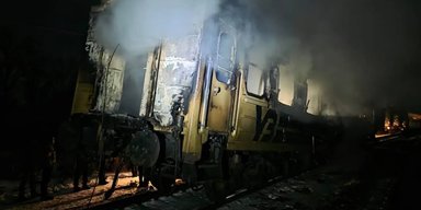 РФ ударила по железной дороге на Днепропетровщине: люди прятались под вагонами поезда (видео)
