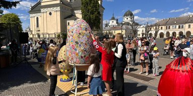 Создавала три месяца: мастерица из под Львова создала самую большую в Украине вышитую писанку (фото)