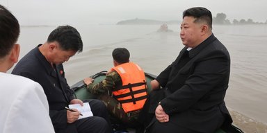 Все переживают за лодочника: осматривая затопленные районы, Ким Чен Ын врезался в дерево