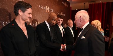Онкобольной король Чарльз посетил премьеру голливудского фильма (видео)