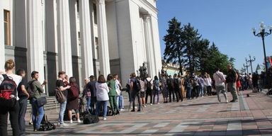 Государство уже в смартфоне. Почему пресса и гости наблюдали за открытием Рады в телефонах