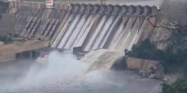 Тече 24 години: Індія відкрила шлюзи на греблі, якою іде вода у Пакистан, — ЗМІ (відео)