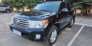 В Украине обнаружили роскошный 14-летний Toyota Land Cruiser 200 в новом состоянии (фото)
