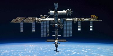 Космический корабль Илона Маска отодвинул МКС от Земли, чтобы она не упала на планету (видео)