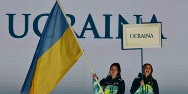 Несмотря на официальный запрет: на церемонии открытия Паралимпиады-2026 вынесли флаг Украины