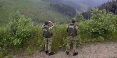 Рік прожив за кордоном: 36-річний чоловік пішки через гори повертався до Києва