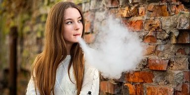 Невидимая угроза: украинцы не знают, что на самом деле курят в электронках, — исследование
